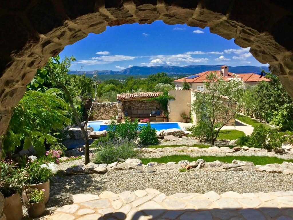 ISOLA DI KRK, MALINISKA - Casa rustica con piscina e vista sul mare