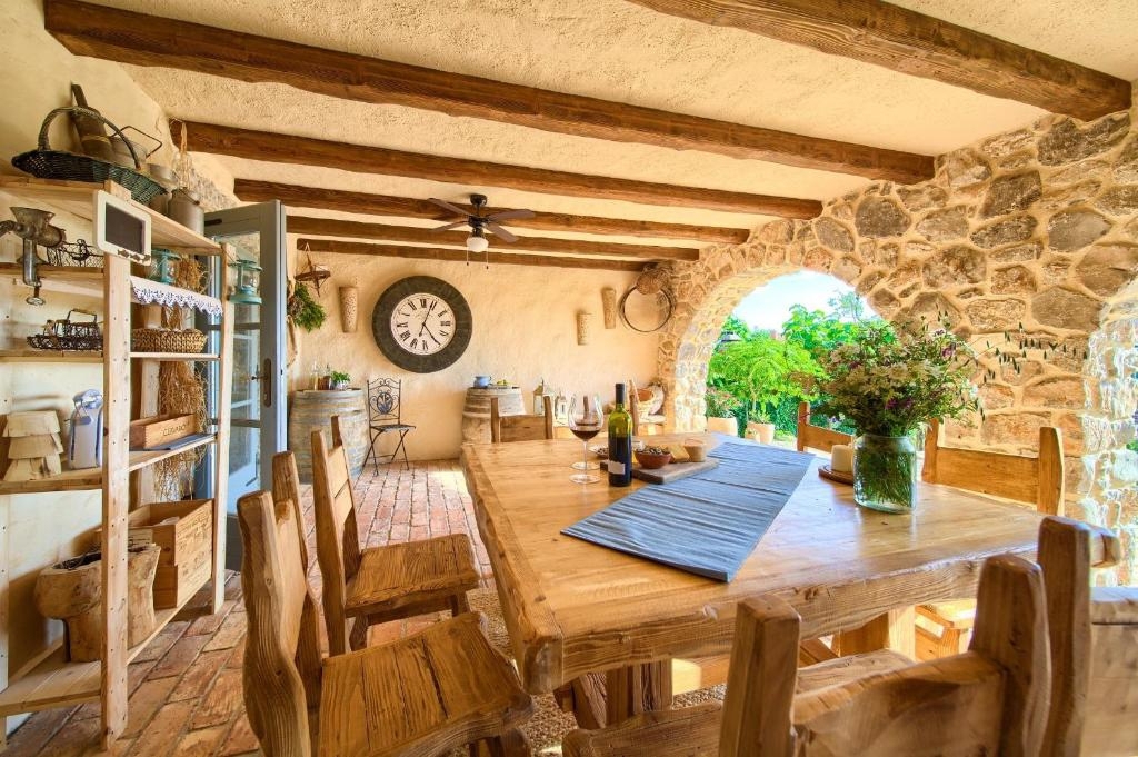 ISOLA DI KRK, MALINISKA - Casa rustica con piscina e vista sul mare