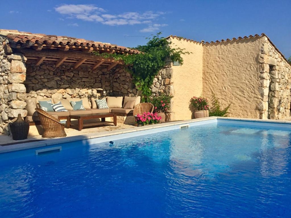 ISOLA DI KRK, MALINISKA - Casa rustica con piscina e vista sul mare