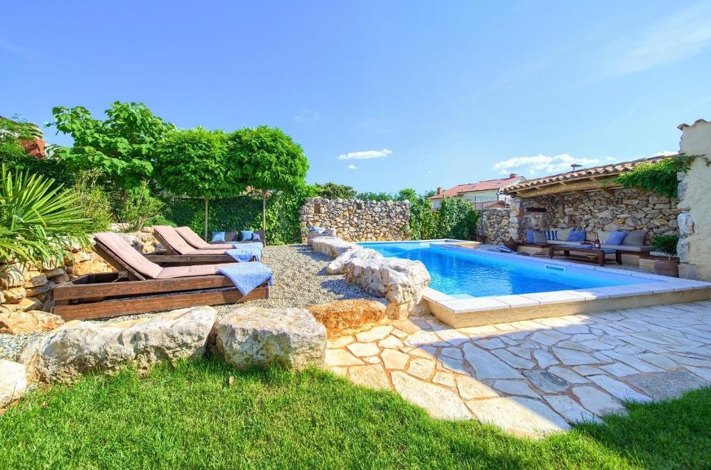 ISOLA DI KRK, MALINISKA - Casa rustica con piscina e vista sul mare