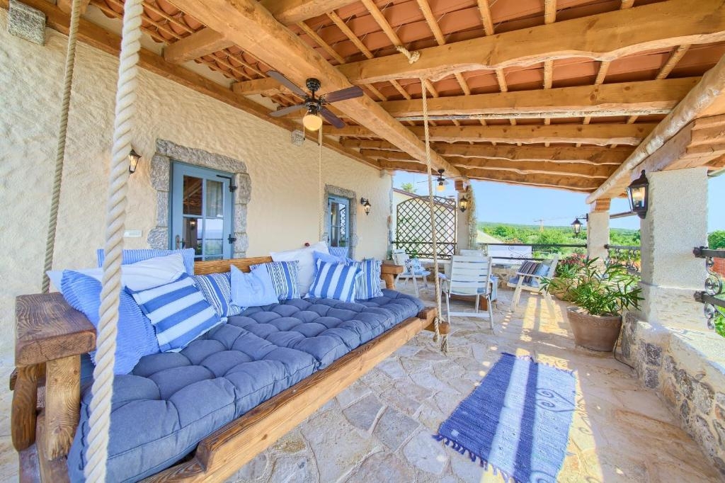 ISOLA DI KRK, MALINISKA - Casa rustica con piscina e vista sul mare
