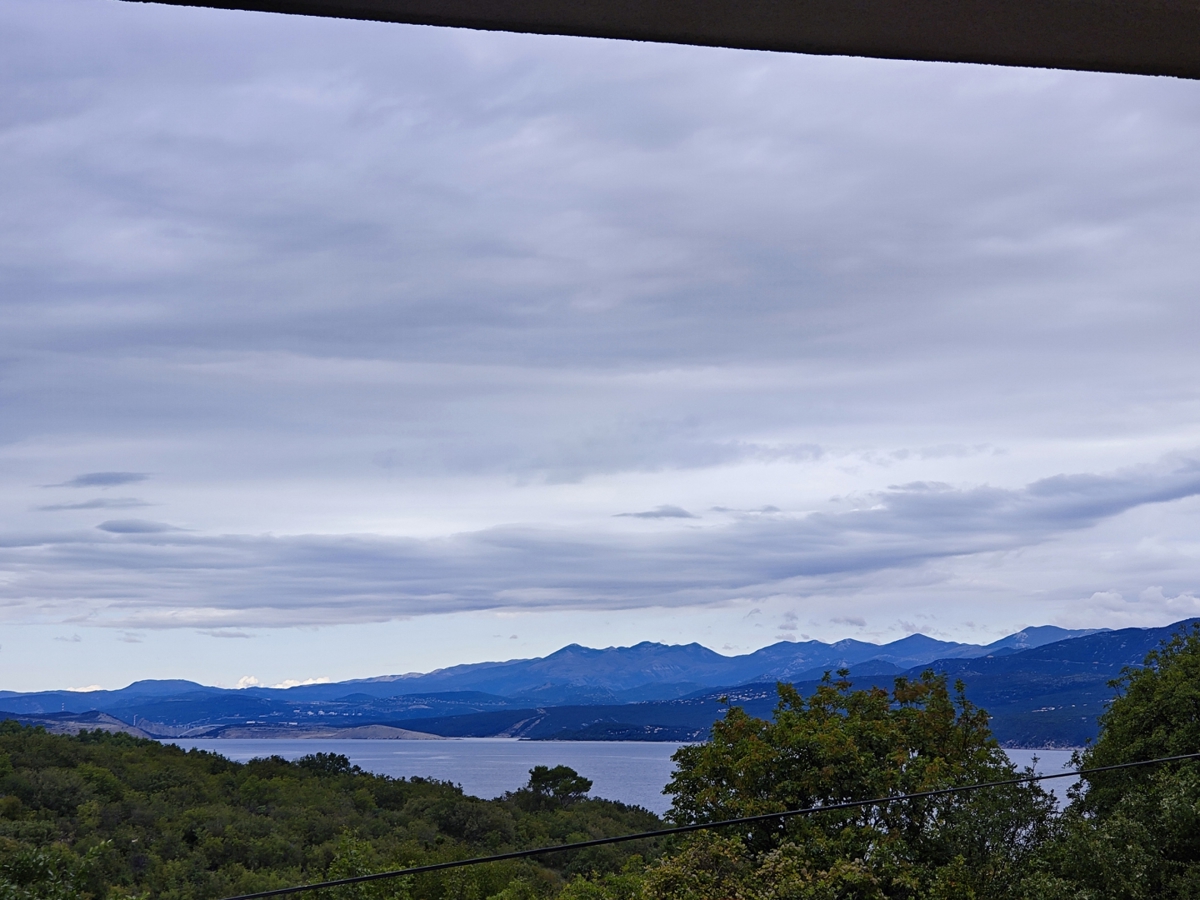 ISOLA DI KRK, ŠILO - Appartamento con vista mare e piscina in comune