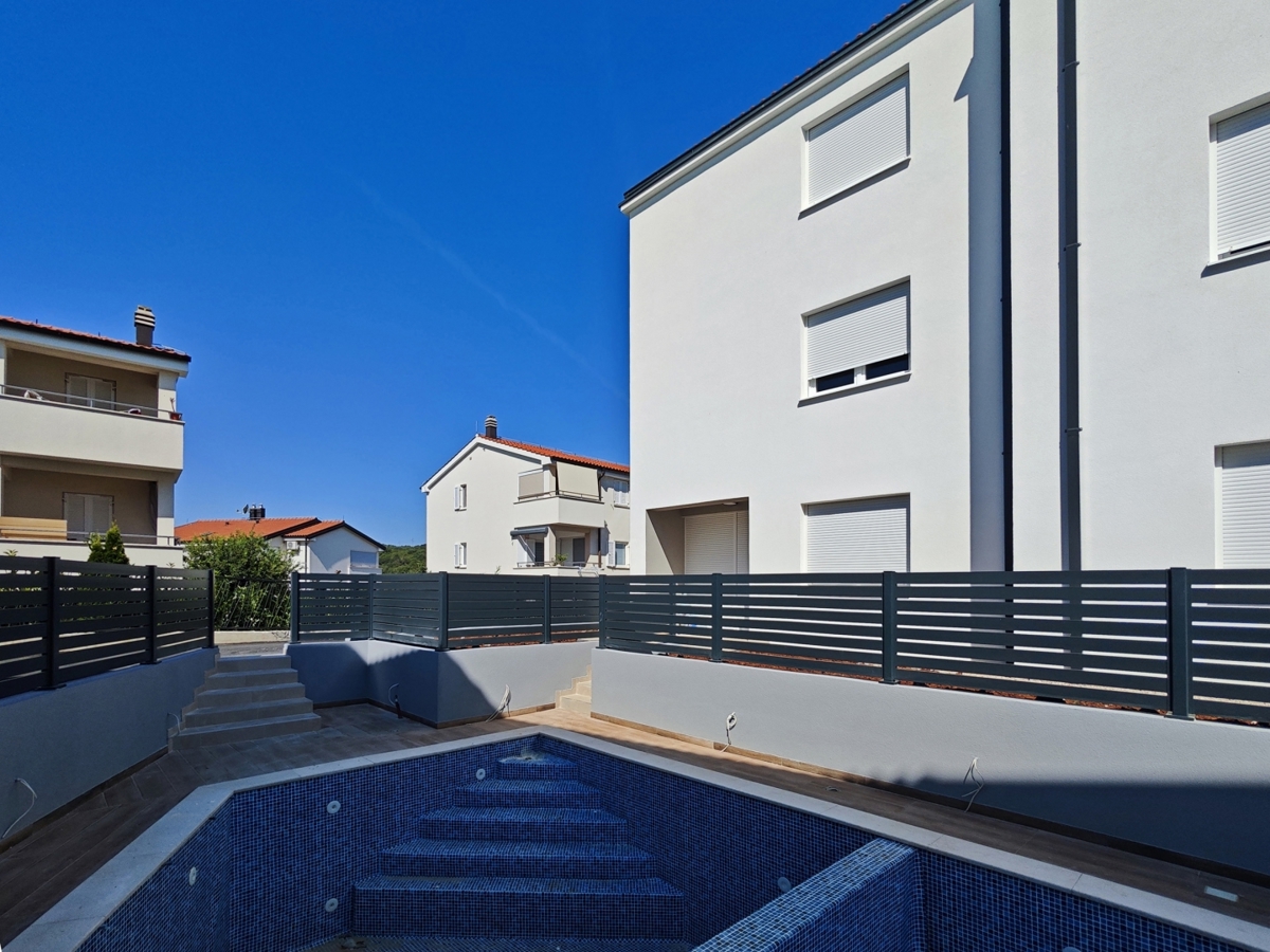 ISOLA DI KRK, ŠILO - Appartamento con vista mare e piscina in comune