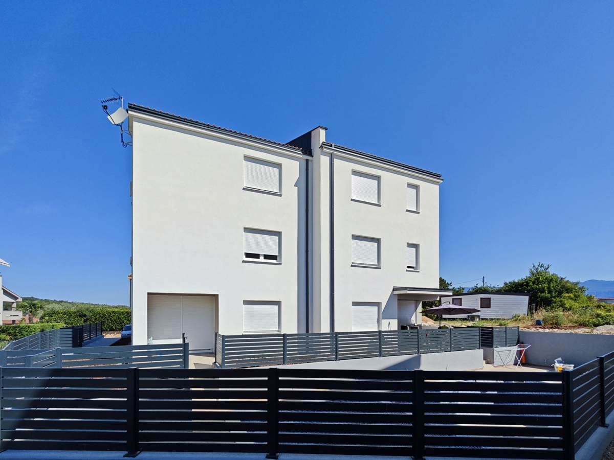 ISOLA DI KRK, ŠILO - Appartamento con vista mare e piscina in comune