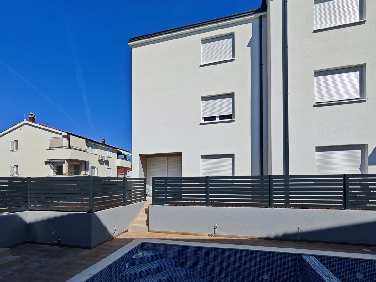 ISOLA DI KRK, ŠILO - Appartamento con vista mare e piscina in comune