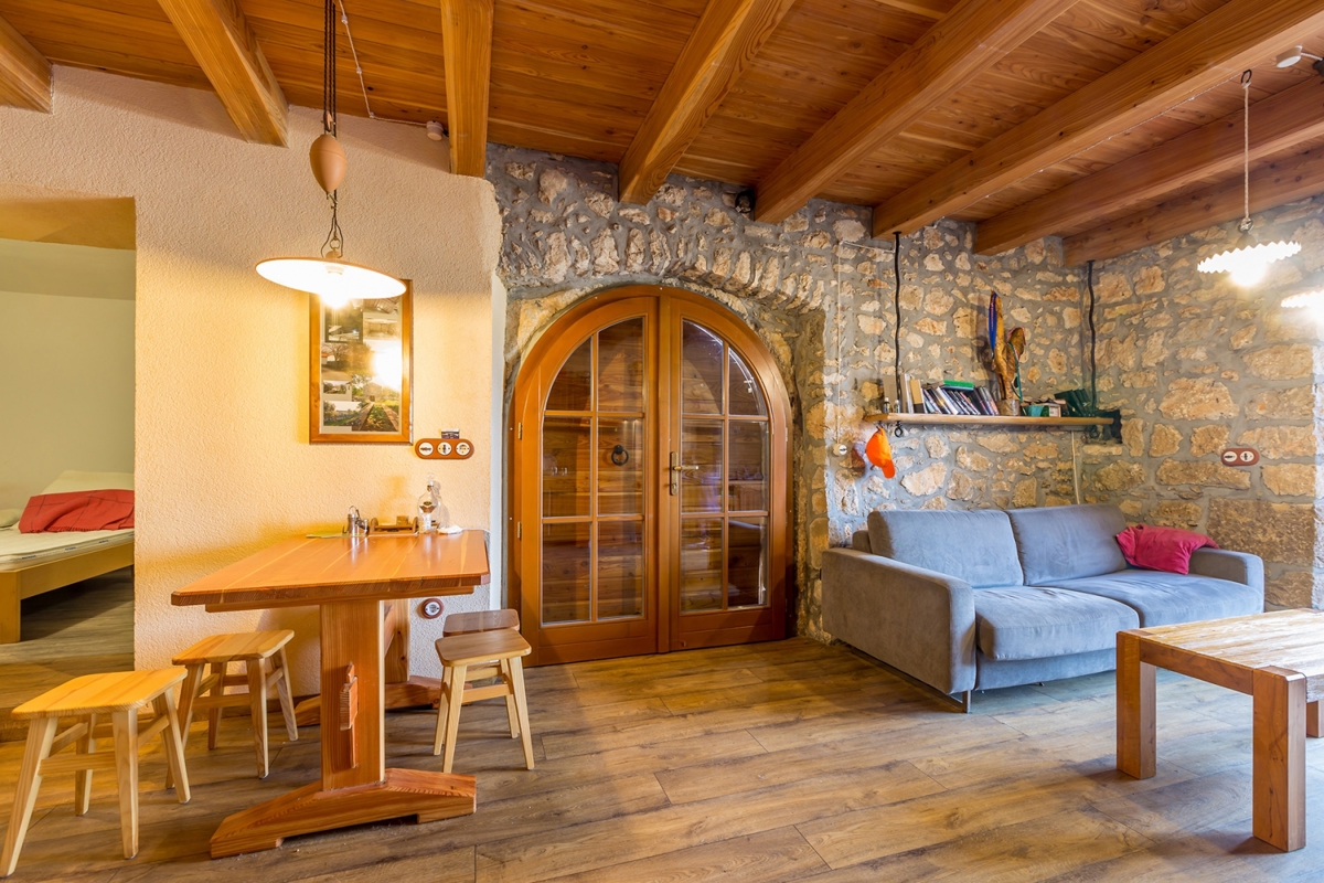 ISOLA DI KRK, zona MALINSKA - Autentica casa in pietra con vista mare