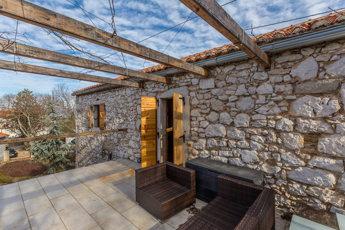 ISOLA DI KRK, zona MALINSKA - Autentica casa in pietra con vista mare