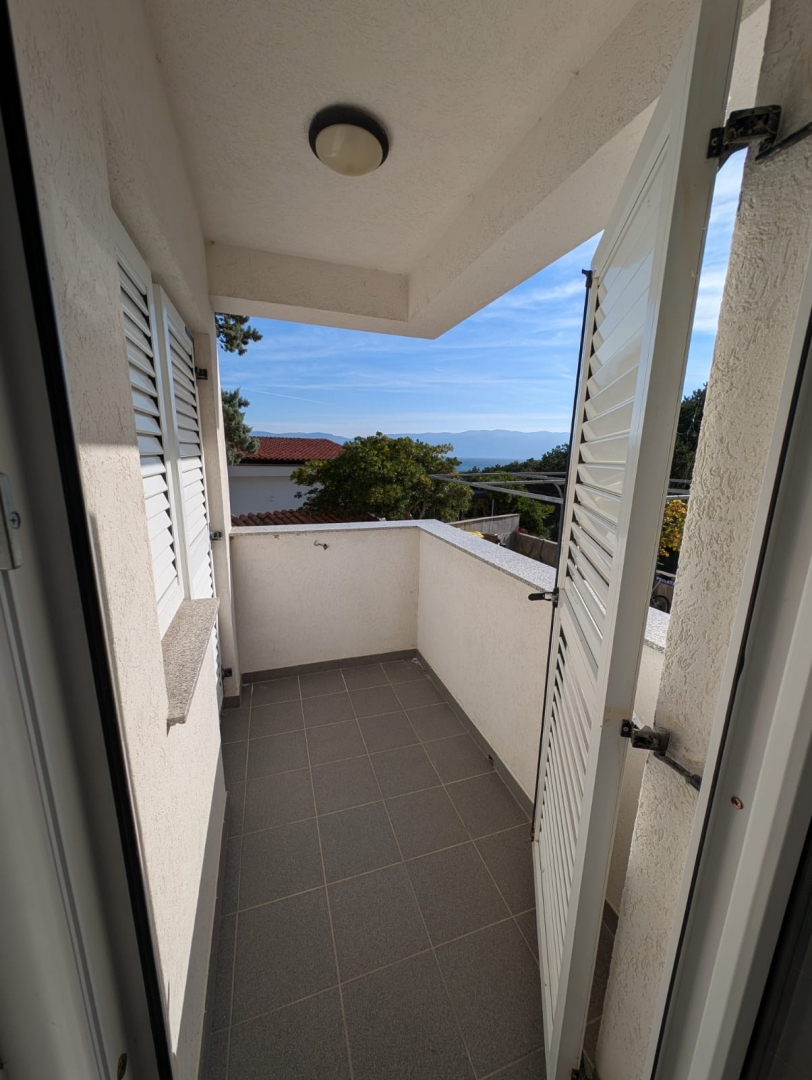 BAŠKA, ISOLA DI KRK - Appartamento con parcheggio e vista mare