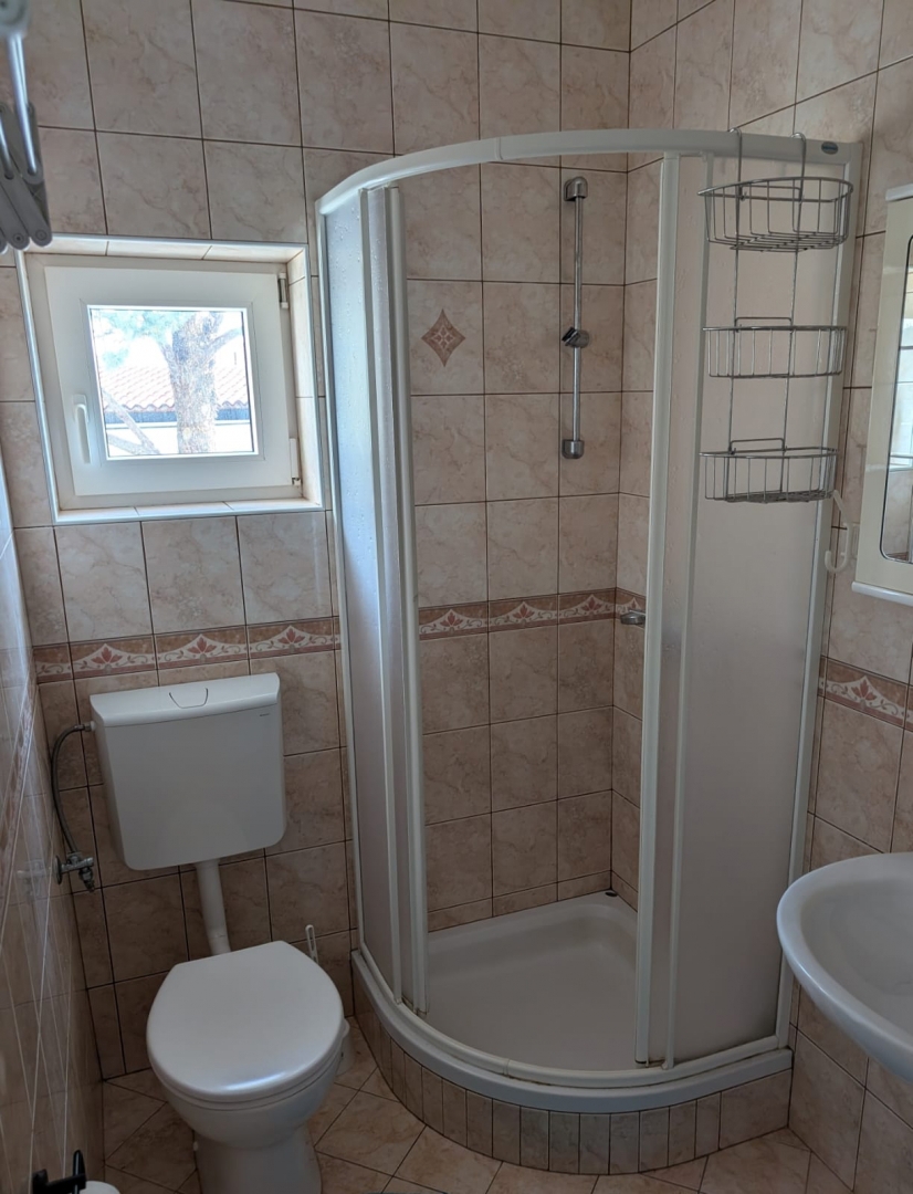 BAŠKA, ISOLA DI KRK - Appartamento con parcheggio e vista mare