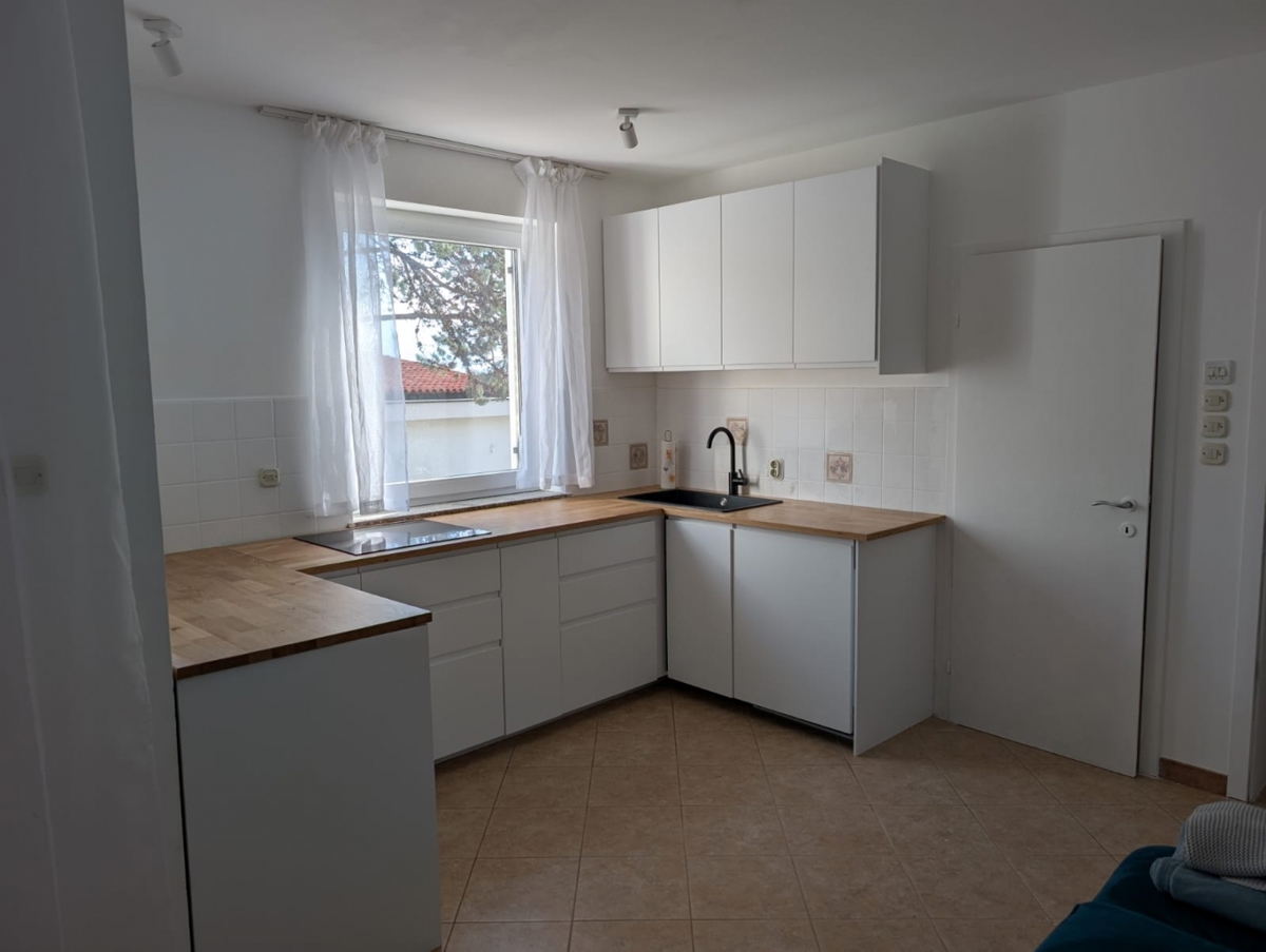 BAŠKA, ISOLA DI KRK - Appartamento con parcheggio e vista mare