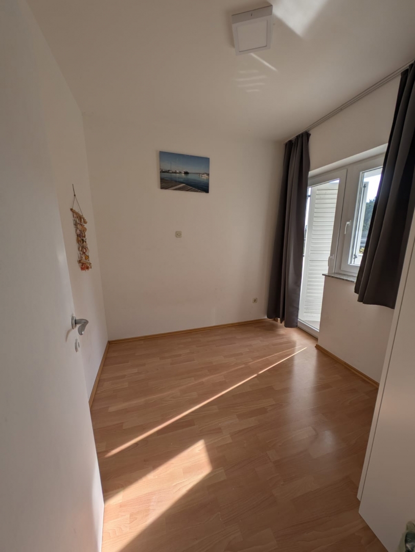 BAŠKA, ISOLA DI KRK - Appartamento con parcheggio e vista mare