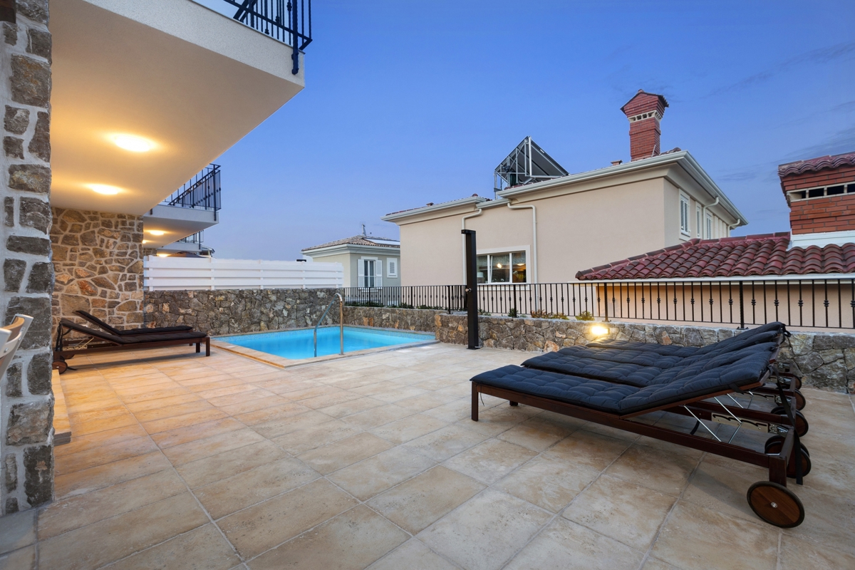 KRK - Villa moderna con piscina, giardino e vista mare 