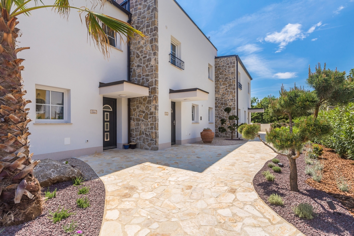 KRK - Villa moderna con piscina, giardino e vista mare 