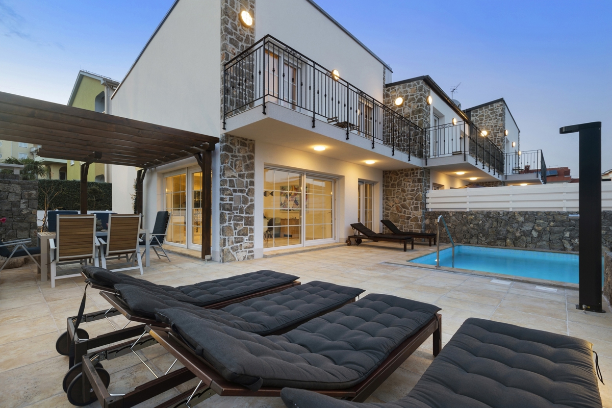 KRK - Villa moderna con piscina, giardino e vista mare 