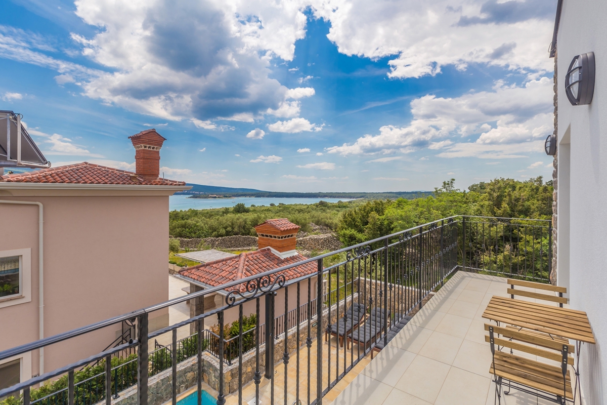 KRK - Villa moderna con piscina, giardino e vista mare 