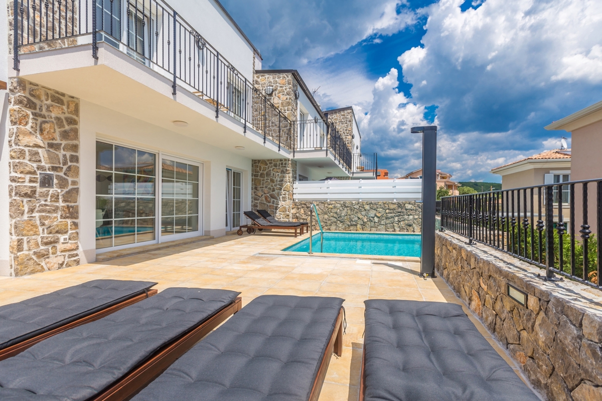 KRK - Villa moderna con piscina, giardino e vista mare 