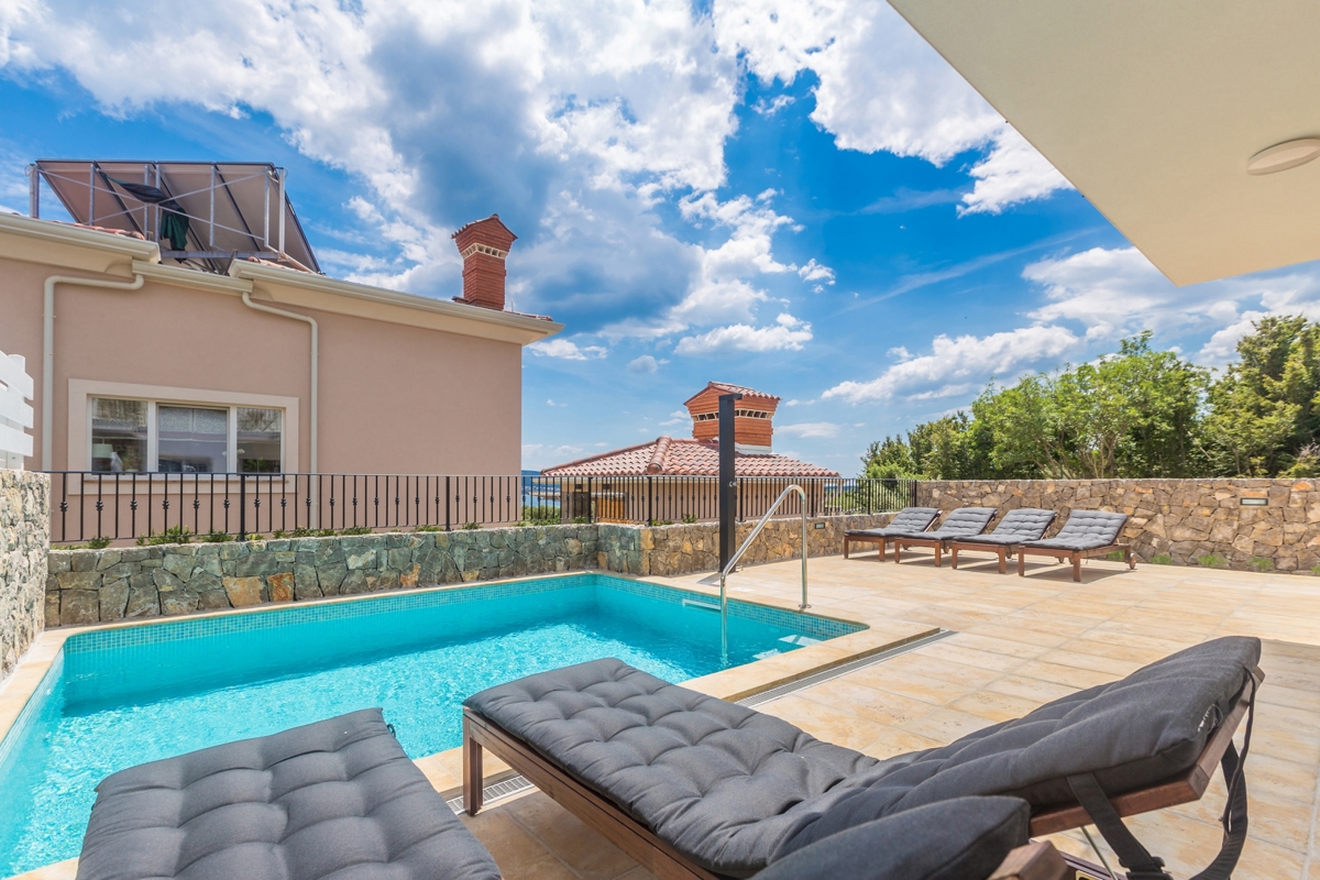 KRK - Villa moderna con piscina, giardino e vista mare 