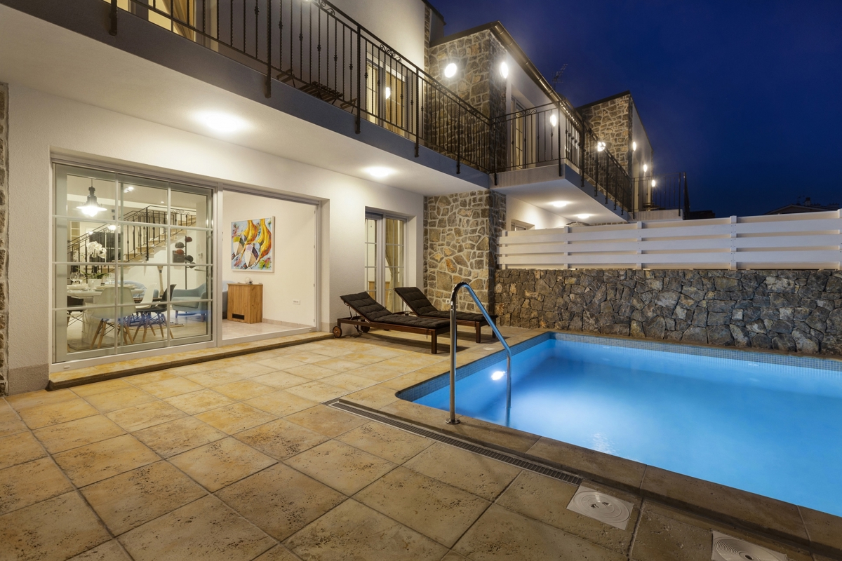 KRK - Villa moderna con piscina, giardino e vista mare 