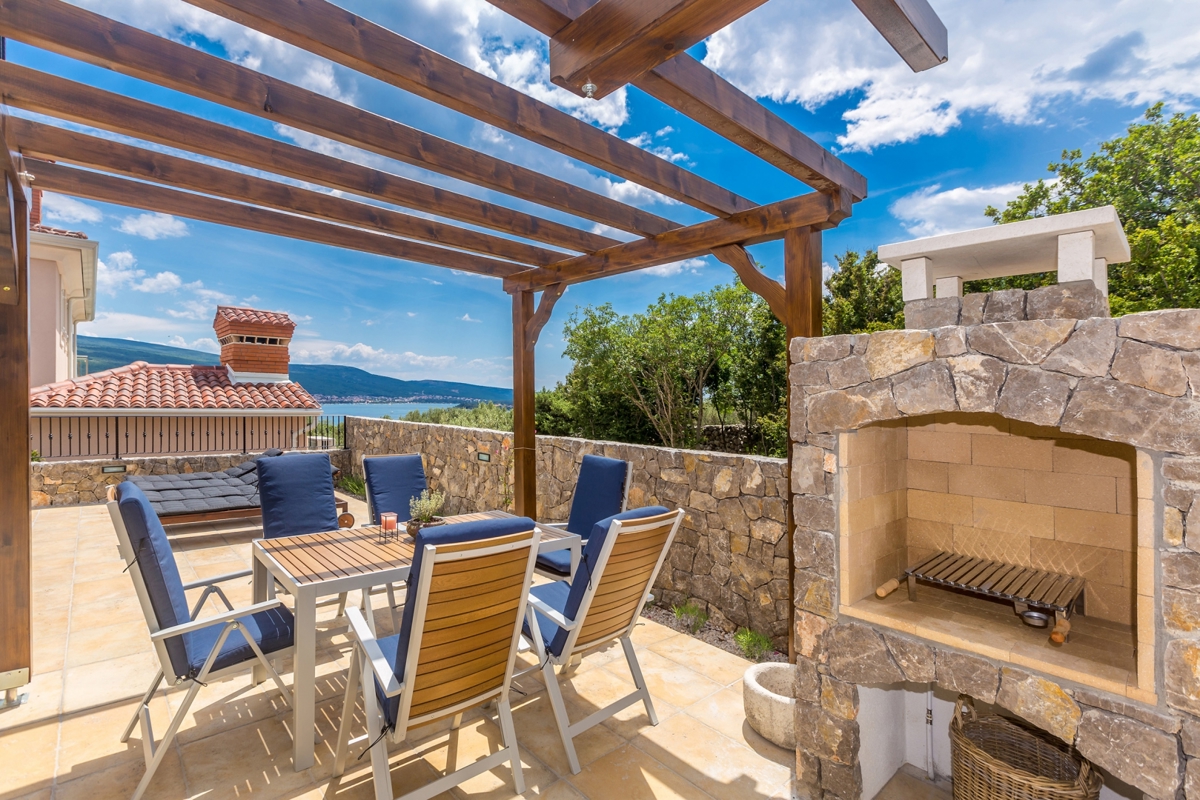 KRK - Villa moderna con piscina, giardino e vista mare 