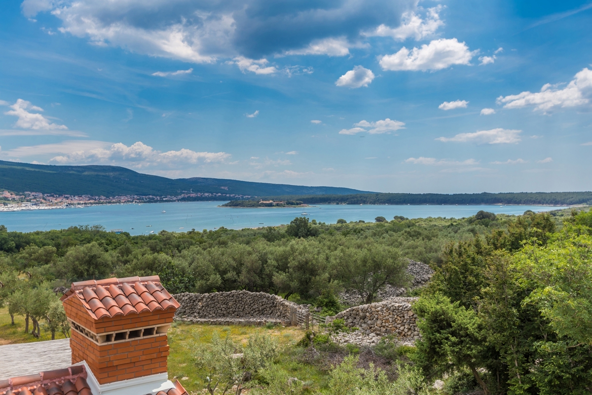 KRK - Villa moderna con piscina, giardino e vista mare 