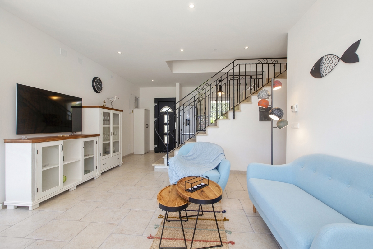 KRK - Villa moderna con piscina, giardino e vista mare 