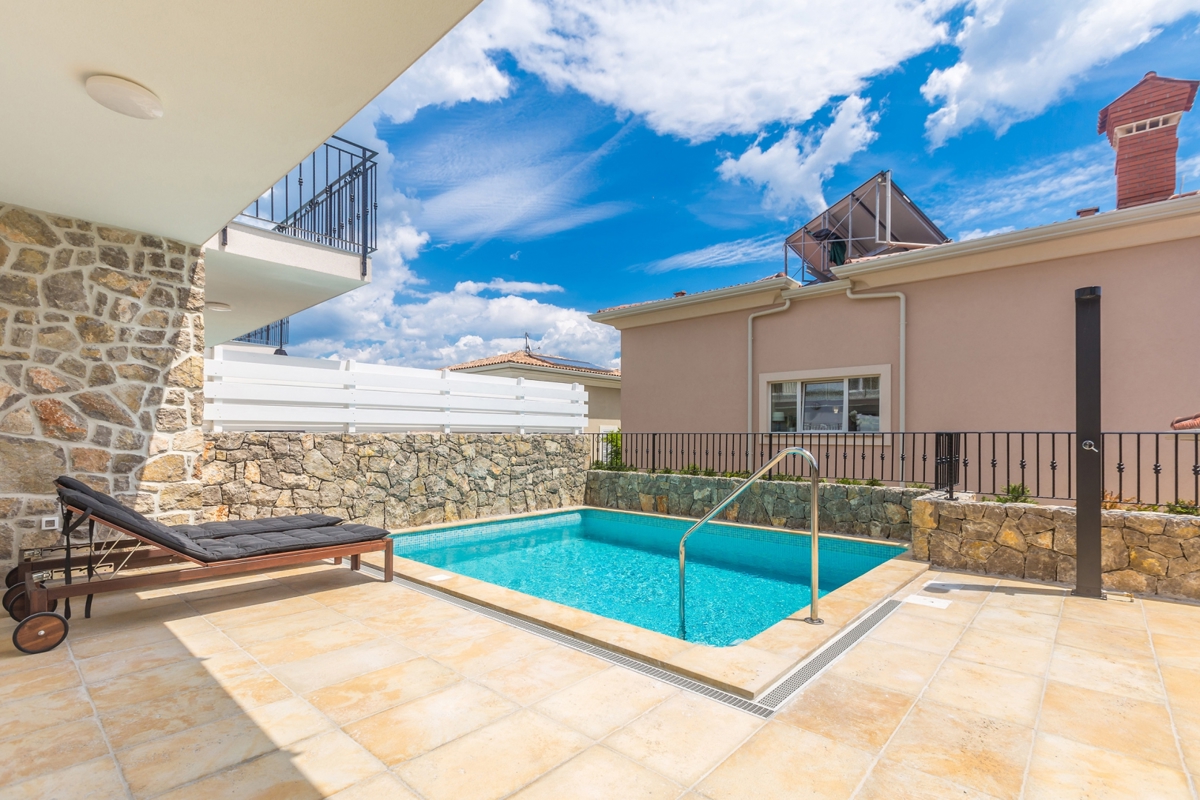 KRK - Villa moderna con piscina, giardino e vista mare 