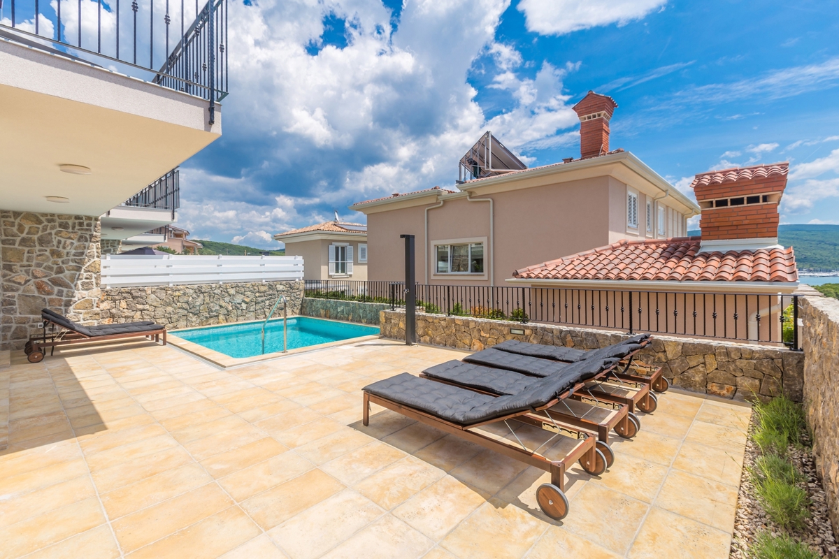 KRK - Villa moderna con piscina, giardino e vista mare 