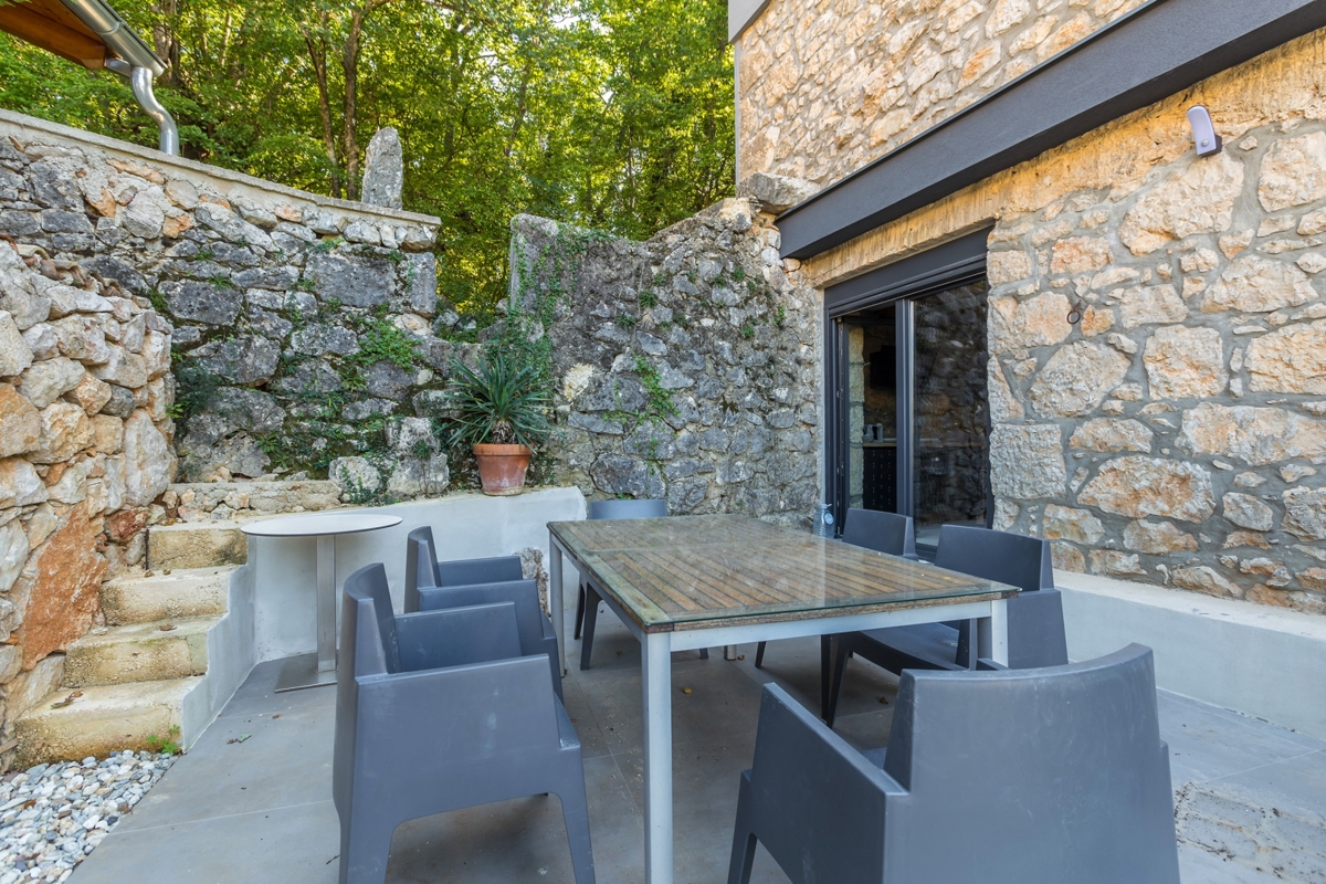 L'ISOLA DI KRK, I DINTORNI DI VRBNIKA - Una casa indipendente unica con piscina