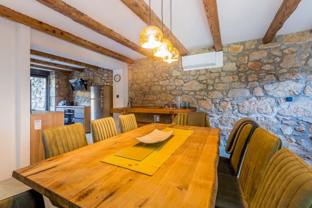L'ISOLA DI KRK, I DINTORNI DI VRBNIKA - Una casa indipendente unica con piscina