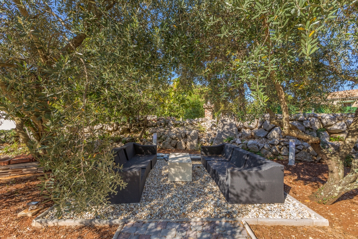 L'ISOLA DI KRK, I DINTORNI DI VRBNIKA - Una casa indipendente unica con piscina