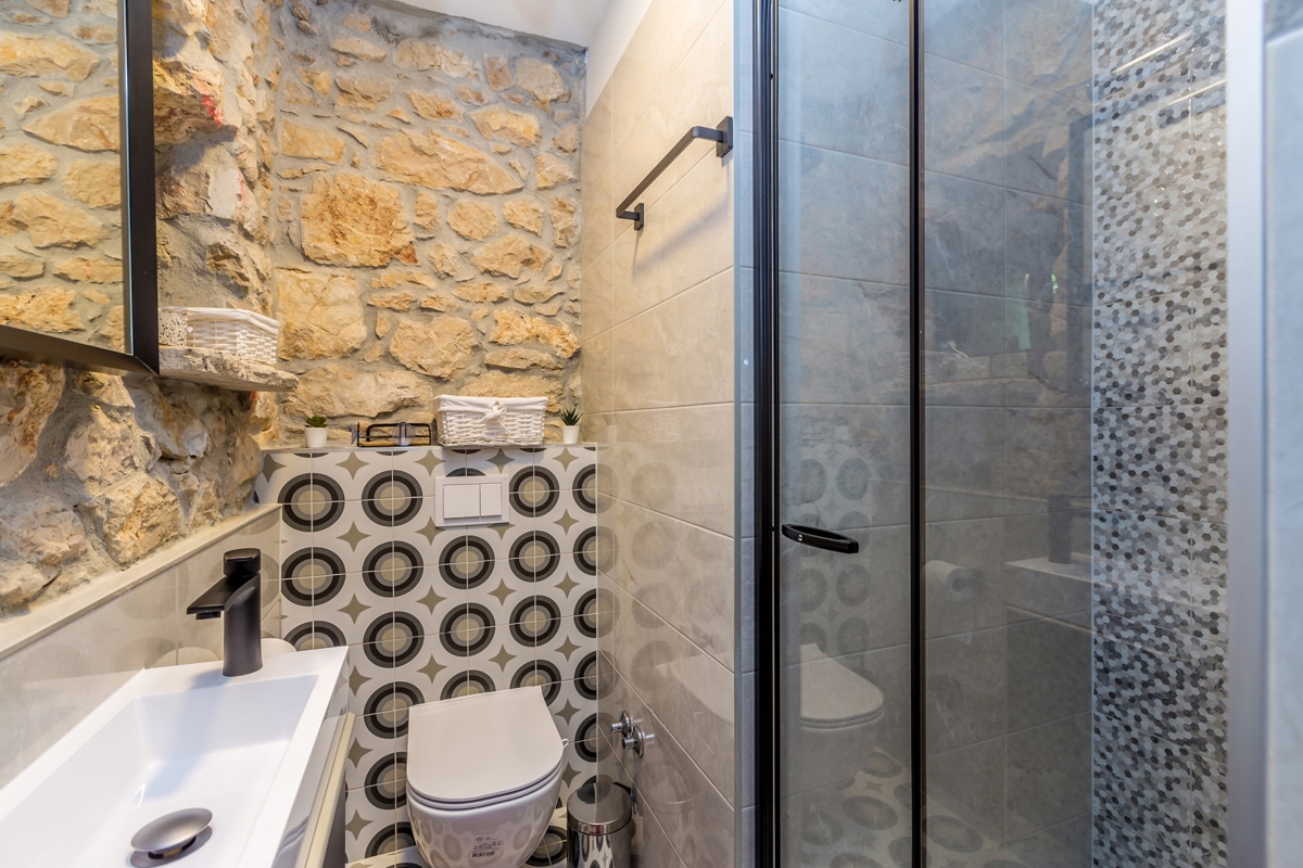 L'ISOLA DI KRK, I DINTORNI DI VRBNIKA - Una casa indipendente unica con piscina