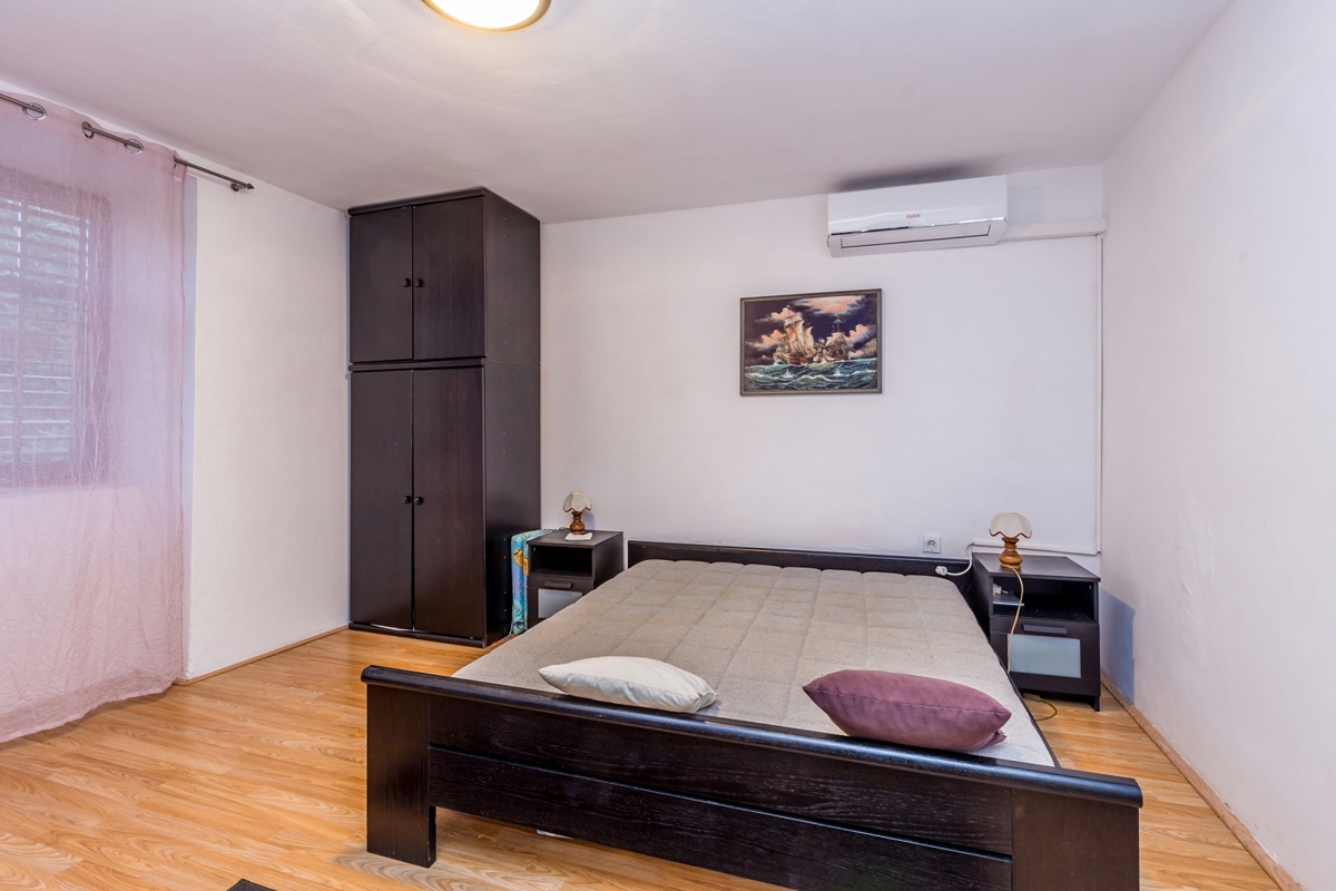 ISOLA DI KRK – Casa plurifamiliare con 4 unità abitative, giardino e possibilità di piscina