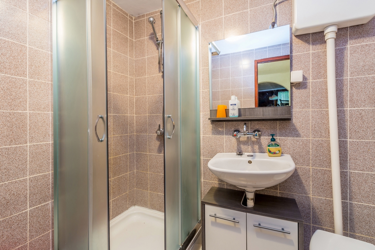 ISOLA DI KRK – Casa plurifamiliare con 4 unità abitative, giardino e possibilità di piscina