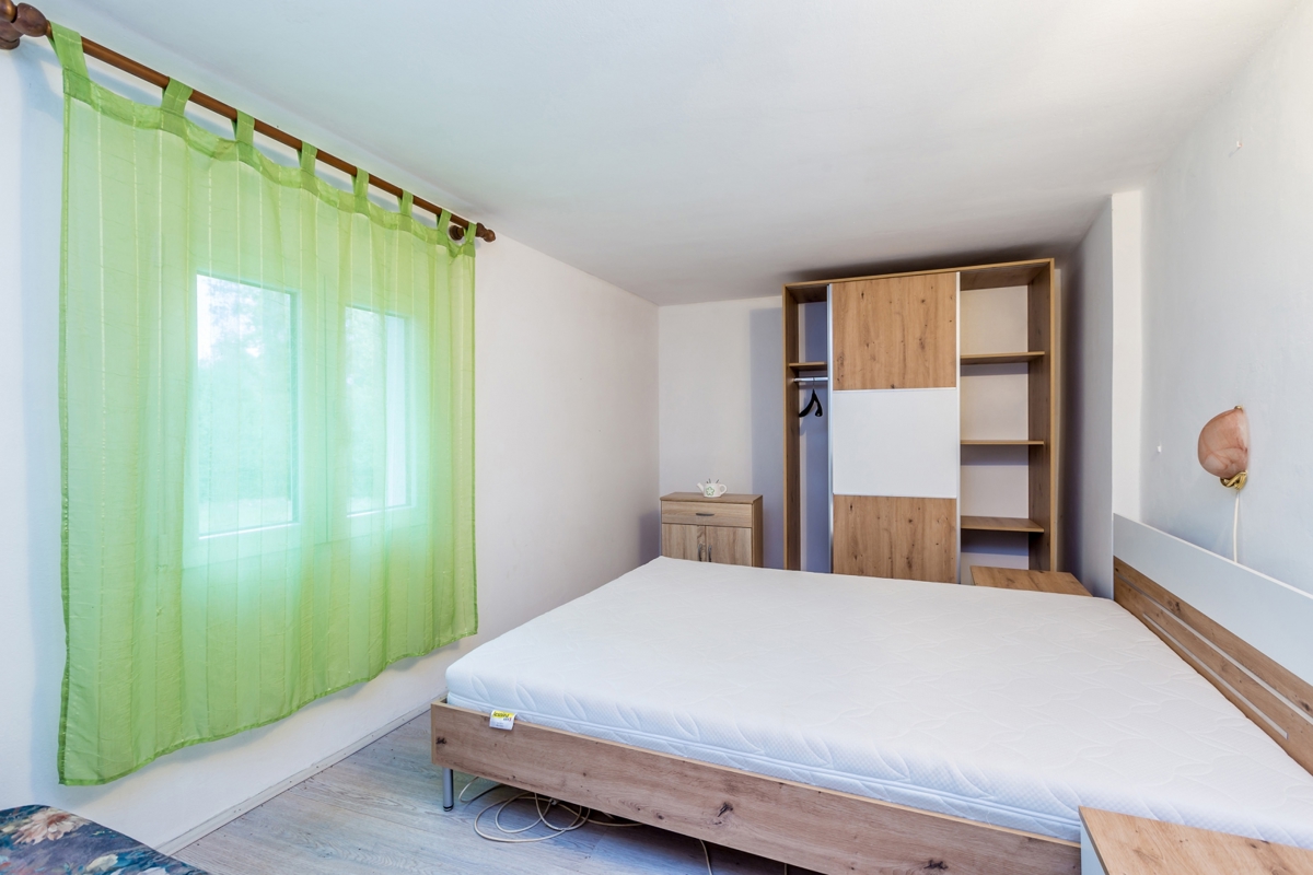 ISOLA DI KRK – Casa plurifamiliare con 4 unità abitative, giardino e possibilità di piscina