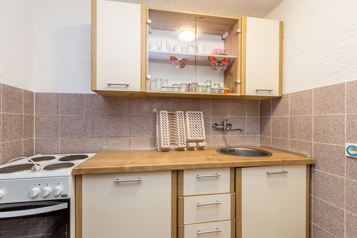 ISOLA DI KRK – Casa plurifamiliare con 4 unità abitative, giardino e possibilità di piscina