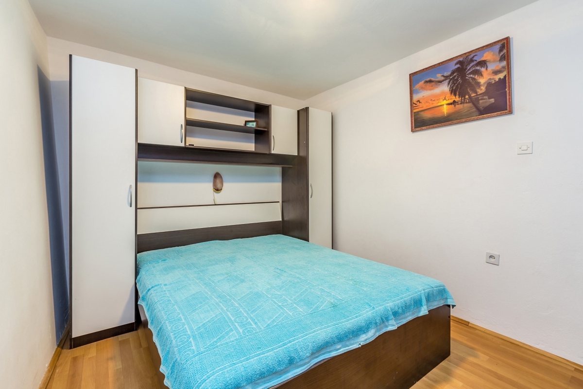 ISOLA DI KRK – Casa plurifamiliare con 4 unità abitative, giardino e possibilità di piscina