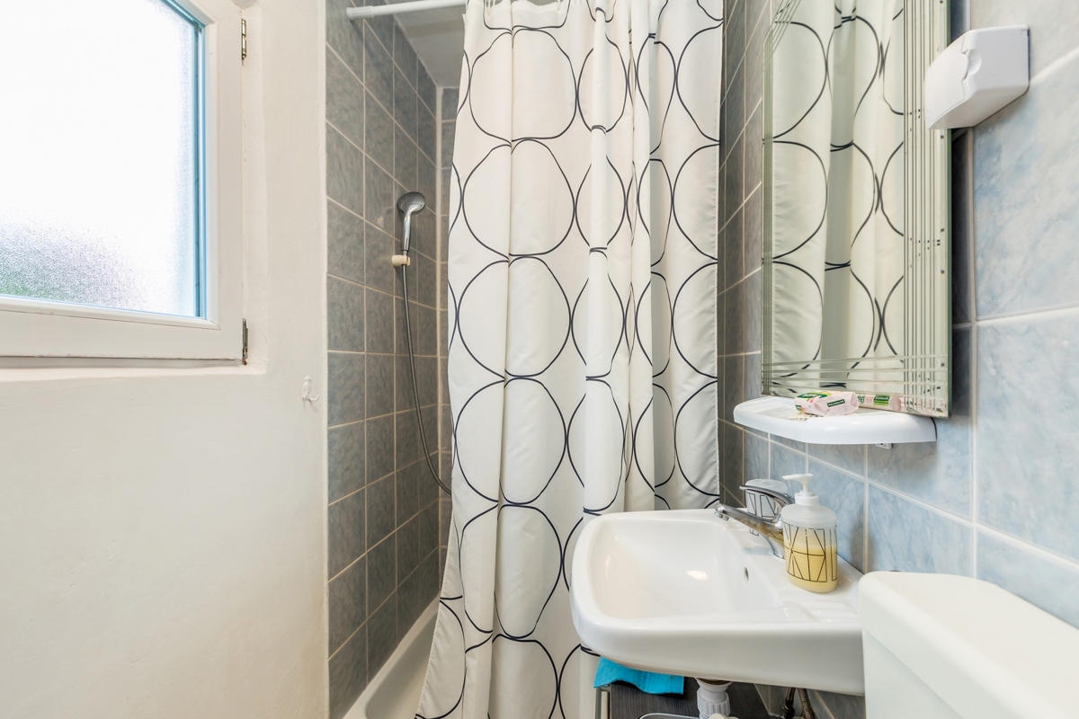 ISOLA DI KRK – Casa plurifamiliare con 4 unità abitative, giardino e possibilità di piscina