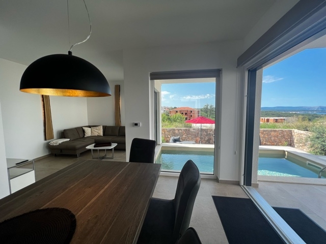 NJIVICE, ISOLA DI KRK - Appartamento duplex completamente arredato con piscina