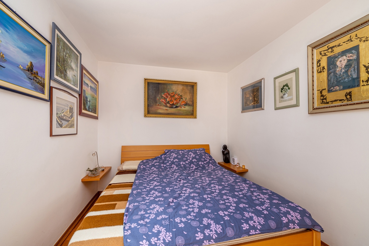 ISOLA DI KRK, Malinska – Casa bifamiliare in posizione tranquilla vicino alla spiaggia 