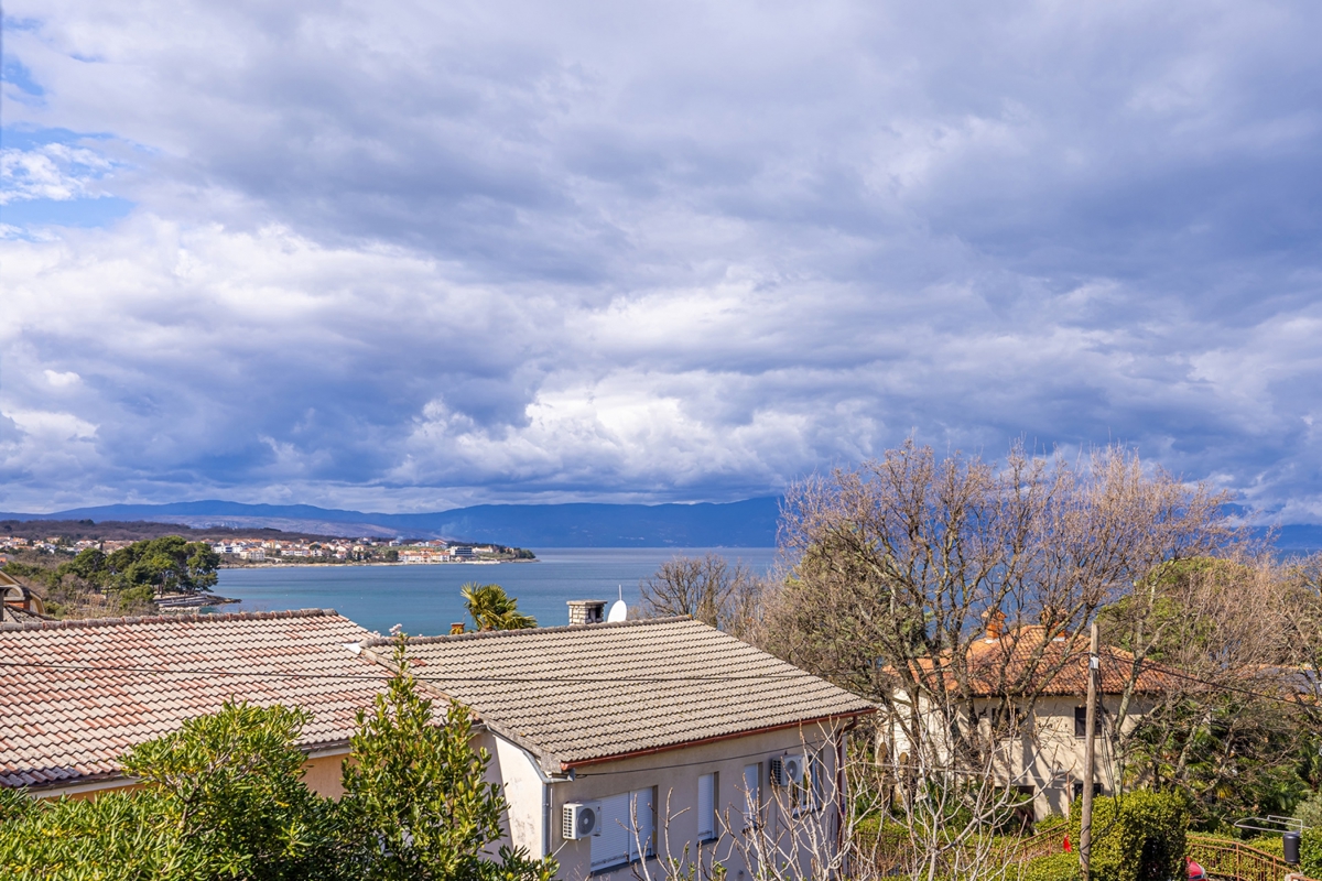 ISOLA DI KRK, Malinska – Casa bifamiliare in posizione tranquilla vicino alla spiaggia 