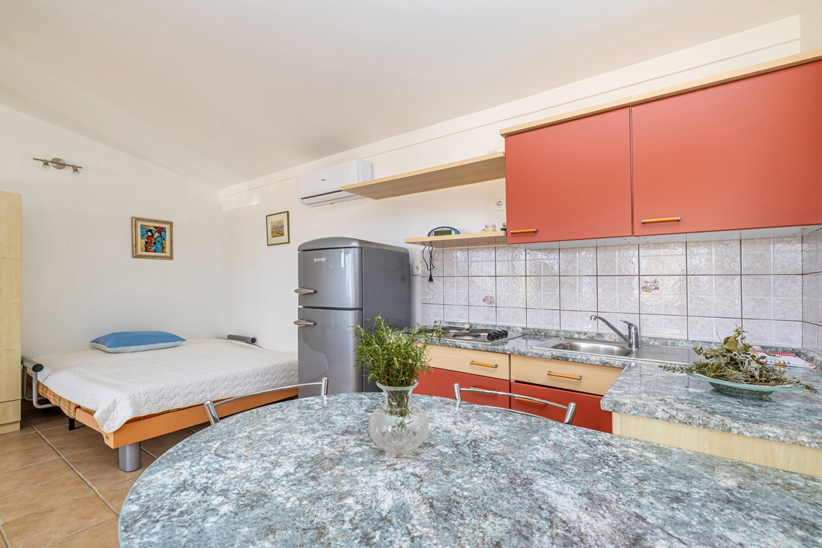 ISOLA DI KRK, Malinska – Casa bifamiliare in posizione tranquilla vicino alla spiaggia 