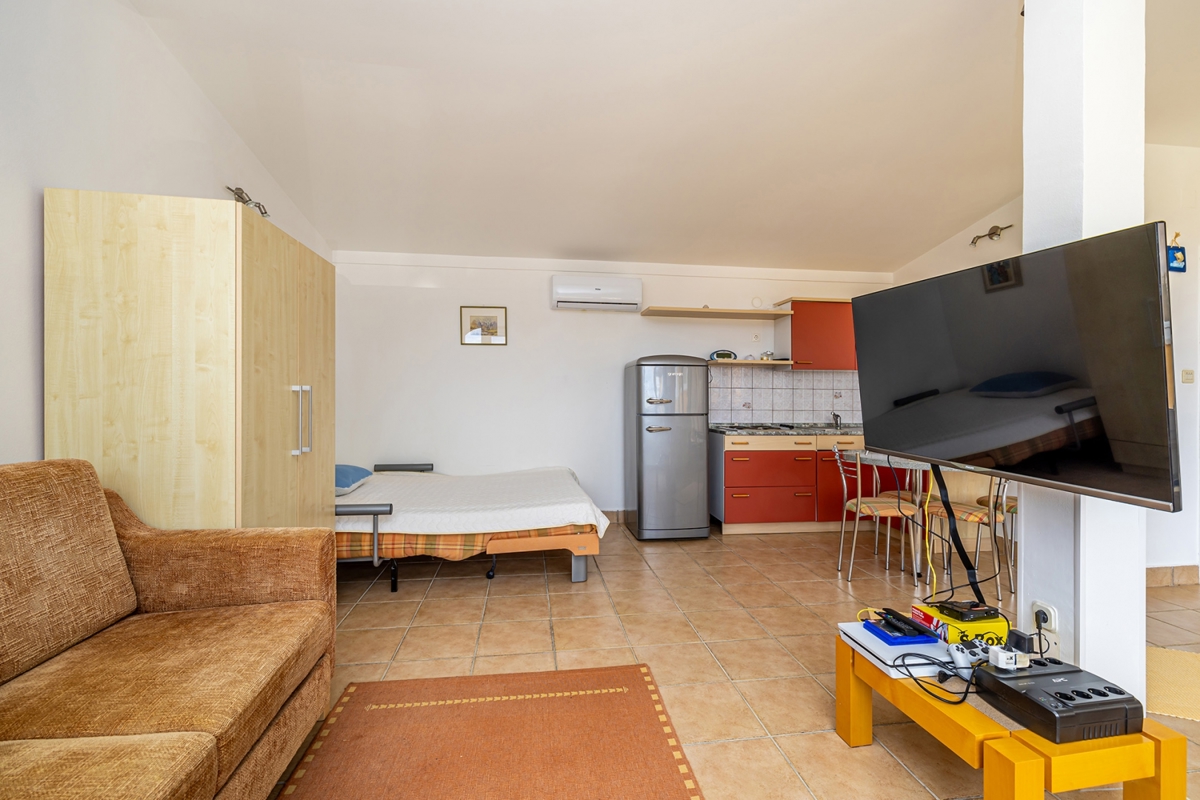 ISOLA DI KRK, Malinska – Casa bifamiliare in posizione tranquilla vicino alla spiaggia 