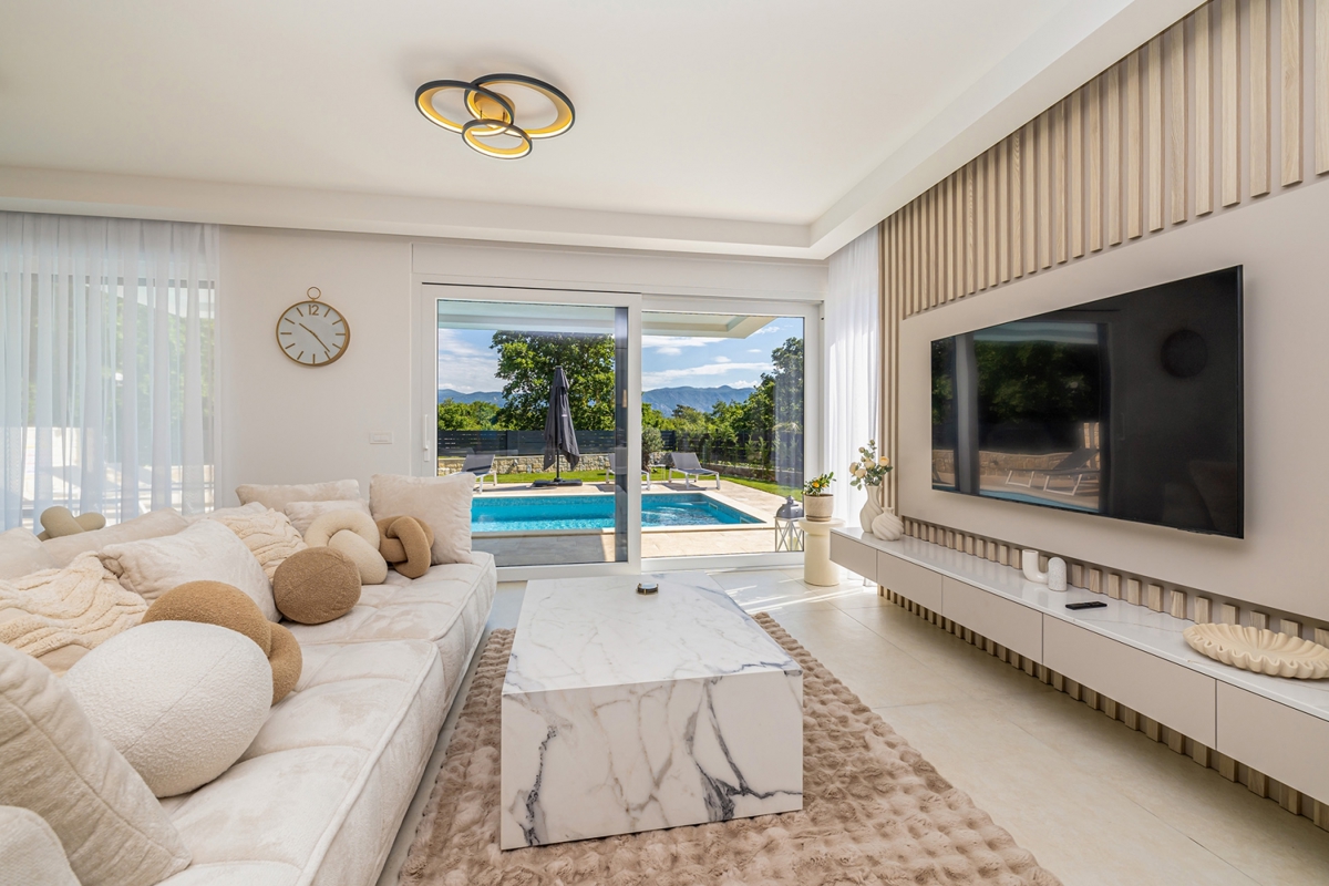 ISOLA DI KRK, OMIŠALJ - Moderna casa a due piani con piscina