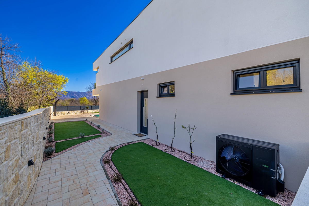 ISOLA DI KRK, OMIŠALJ - Moderna casa a due piani con piscina