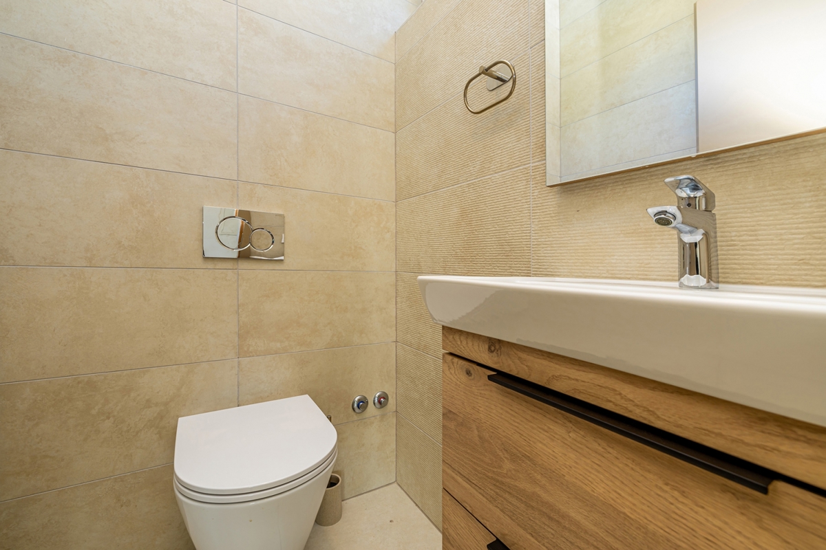 ISOLA DI KRK, OMIŠALJ - Moderna casa a due piani con piscina