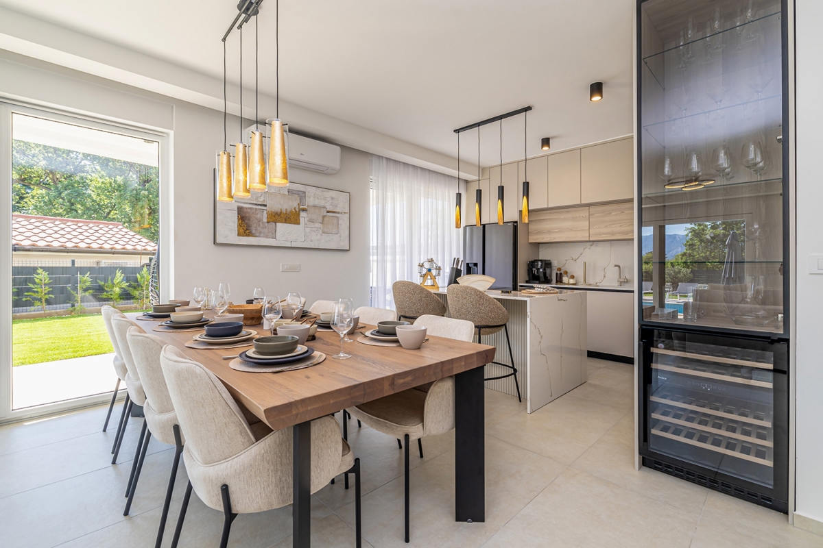 ISOLA DI KRK, OMIŠALJ - Moderna casa a due piani con piscina