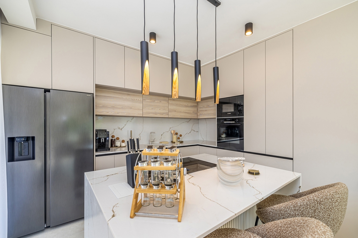 ISOLA DI KRK, OMIŠALJ - Moderna casa a due piani con piscina