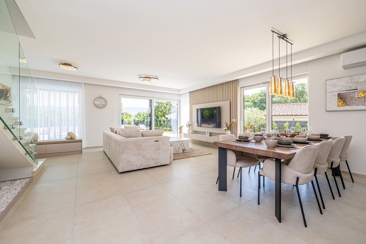 ISOLA DI KRK, OMIŠALJ - Moderna casa a due piani con piscina