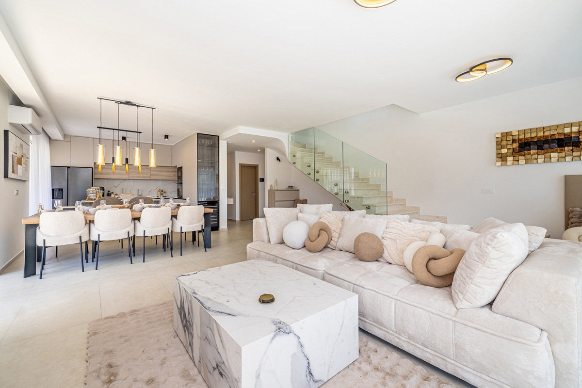 ISOLA DI KRK, OMIŠALJ - Moderna casa a due piani con piscina