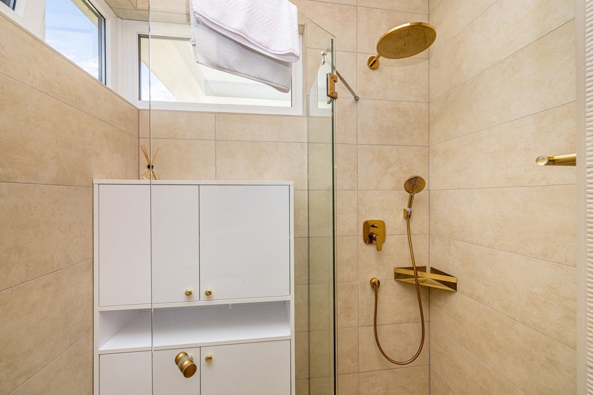 ISOLA DI KRK, OMIŠALJ - Moderna casa a due piani con piscina